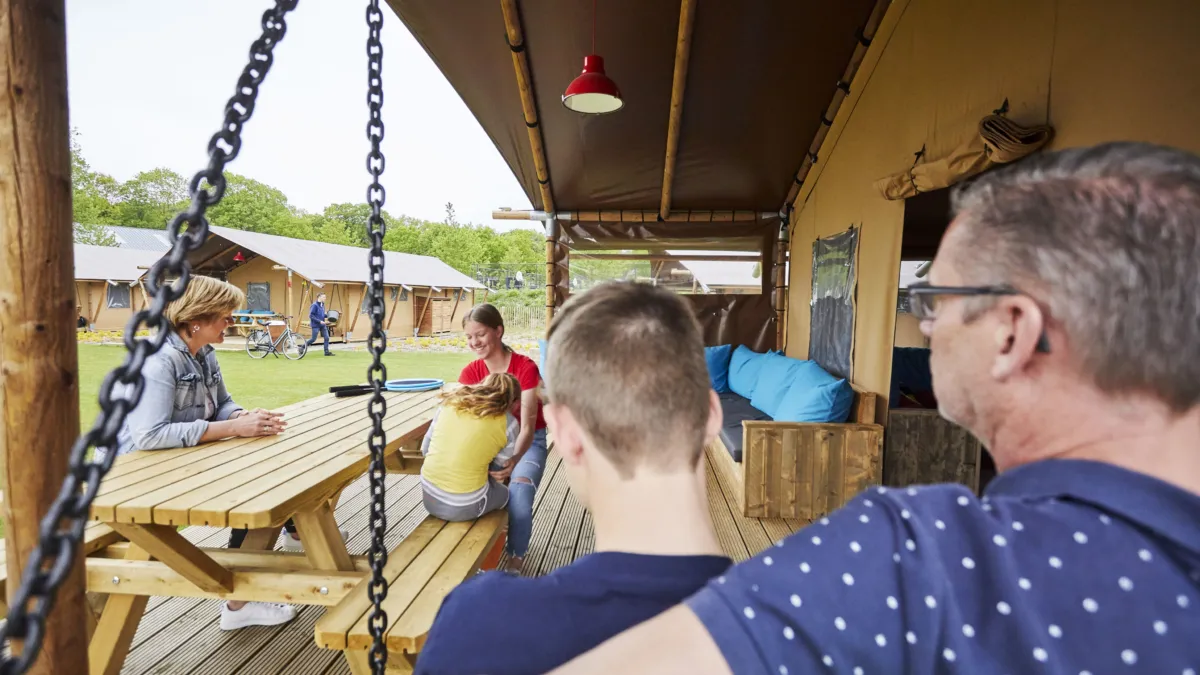 Ter Spegelt Vader en zoon schommelbank achterkant Fun Lodge HR