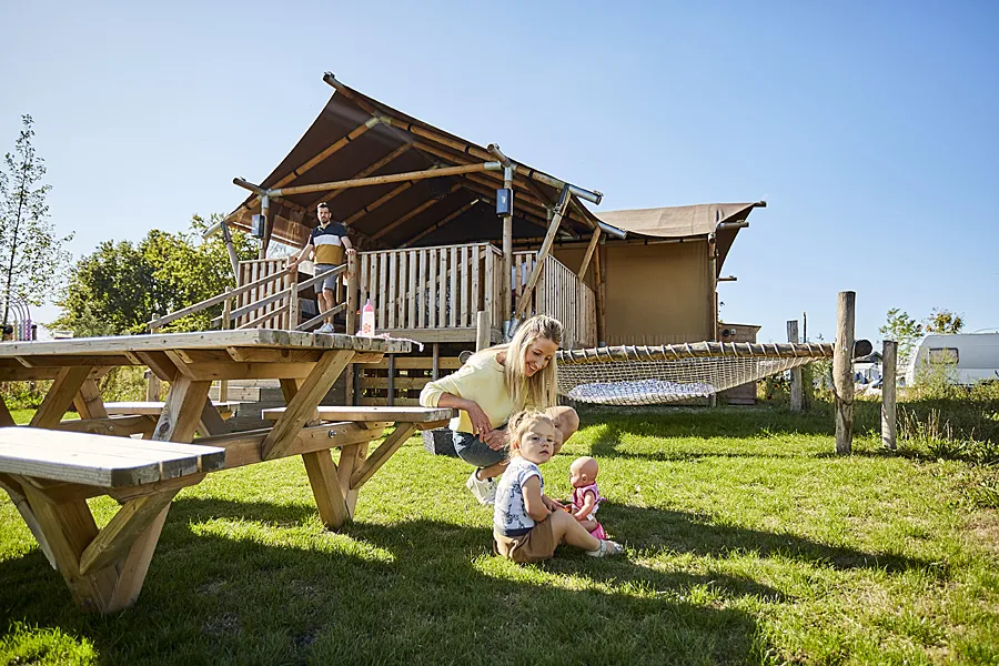 Ter Spegelt Glampinglodge buitenkant LR