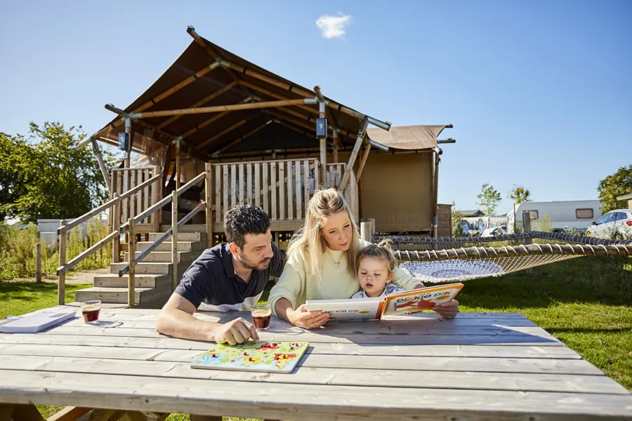 TerSpegelt GlampingLodge picknicktafel