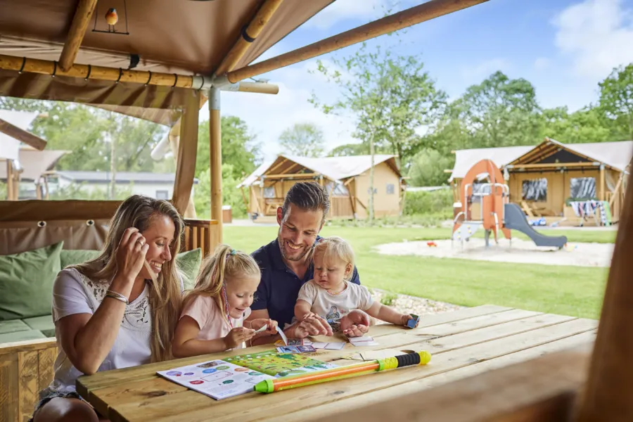 TerSpegelt gezin picknicktafel LoungeLodge