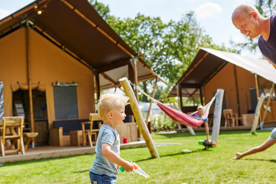 OutbackLodge vader en zoontje spelen