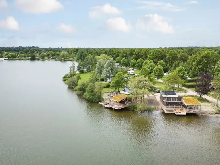 Panorama chalets aan het water
