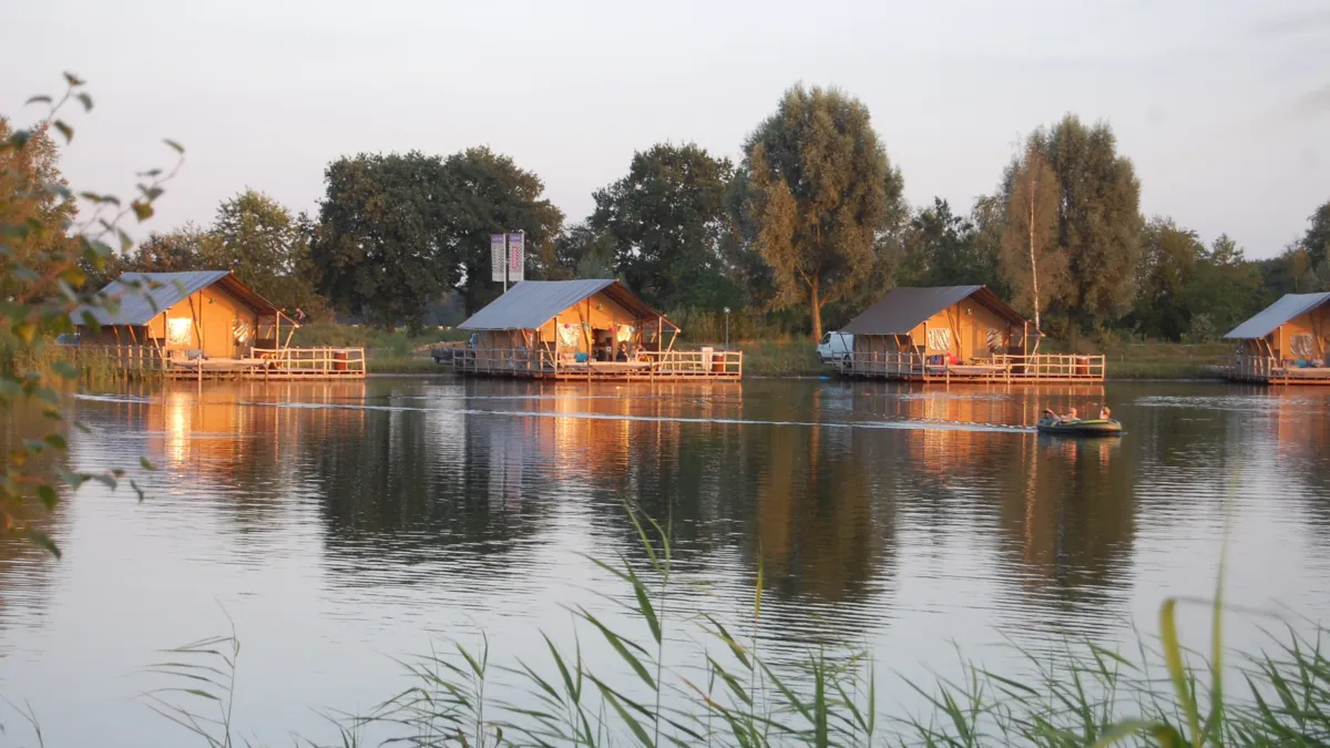 Water Lodges zonsondergang