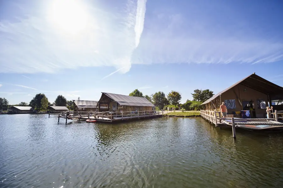 Luxe waterlodges aan het water op een zonnig TerSpegelt