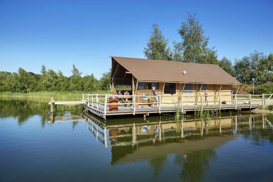 2016 Water Lodge aanzicht met water HR