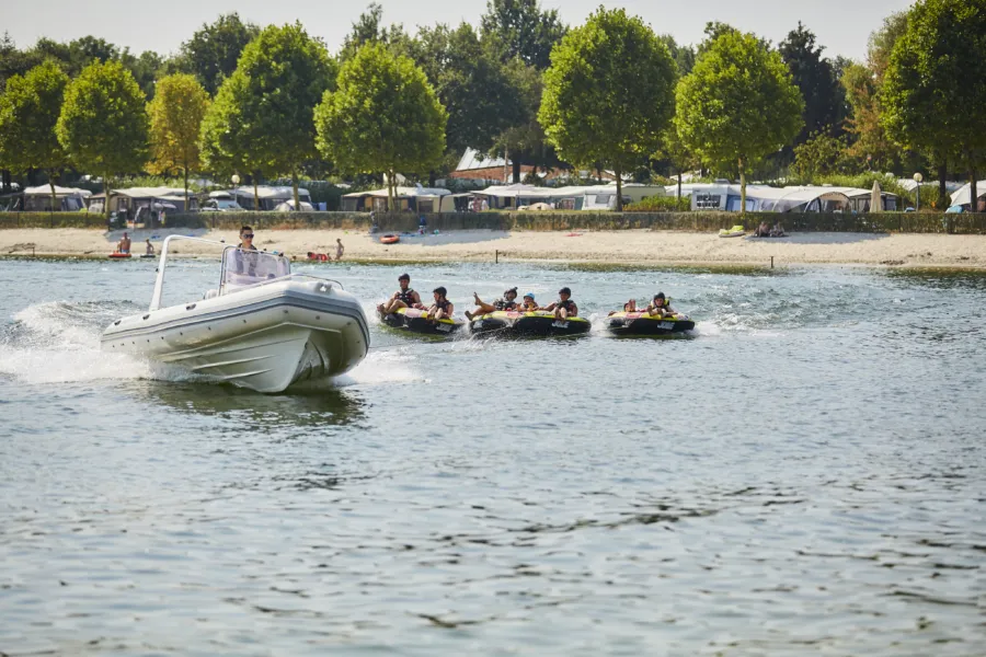 3 bandrafters achter een speedboot