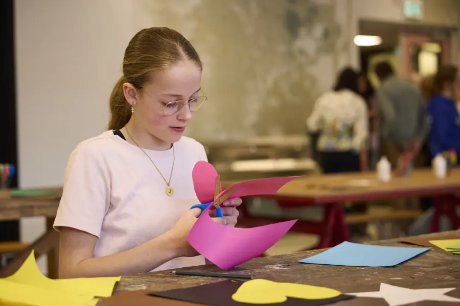 Knutsel Werkplaats meisje knippen MR