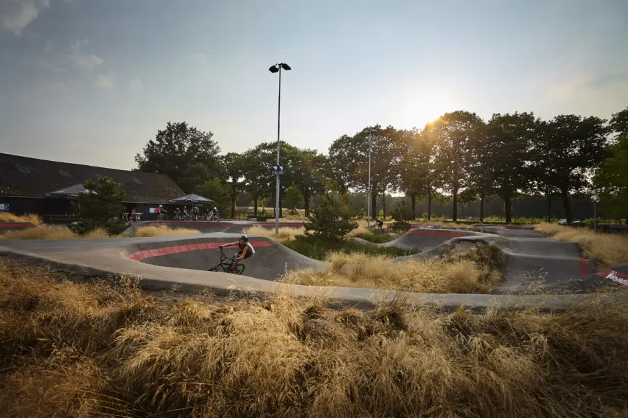 jongen fiets over pumptrack