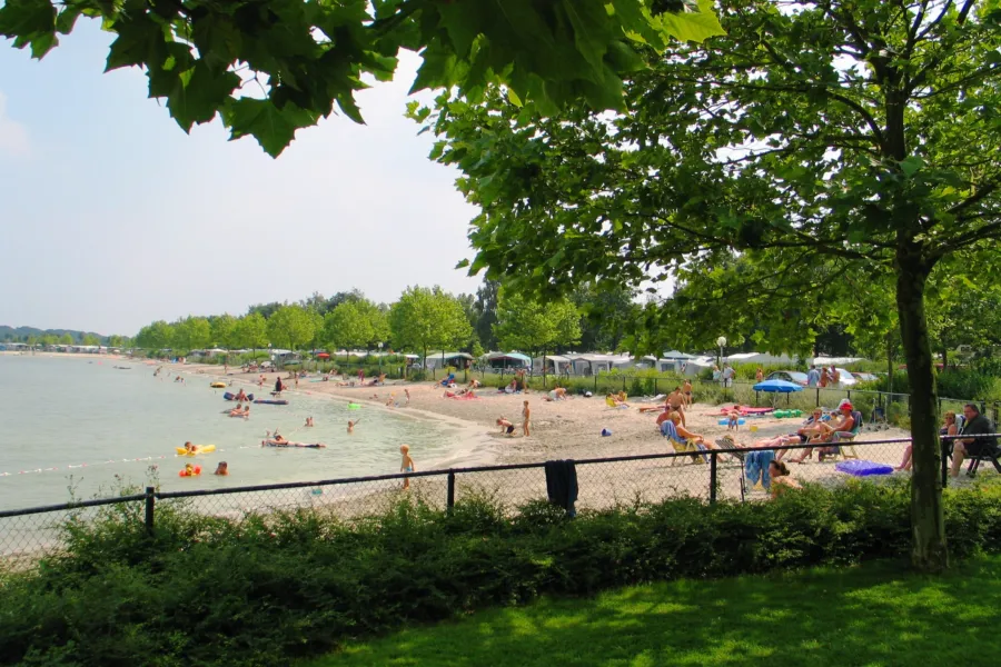 Grote plas mensen op het strand