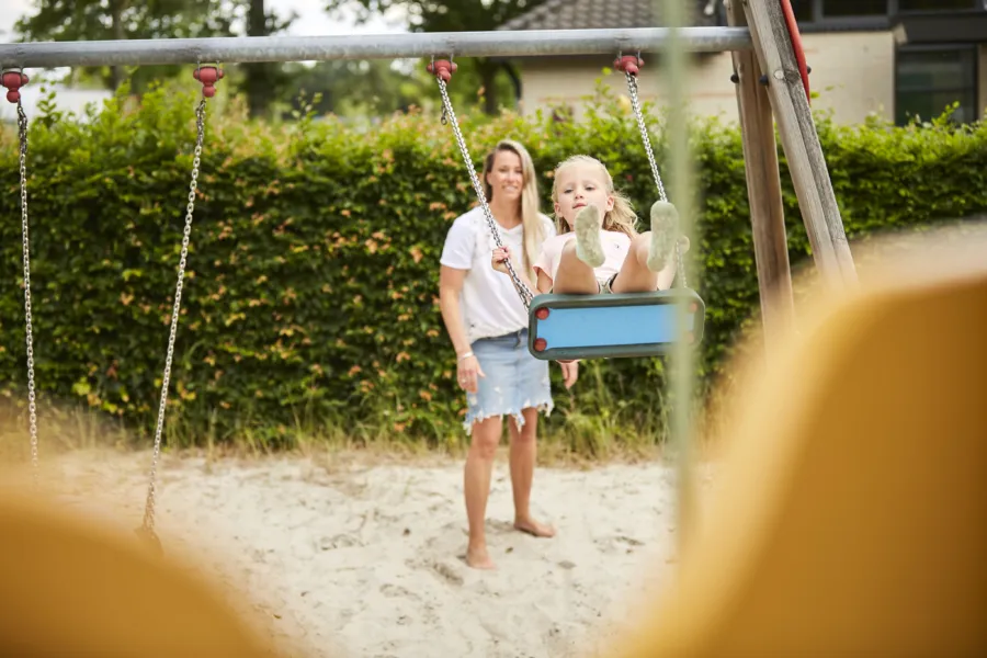 Ter Spegelt moeder en dochter schommel Speeltuin HR