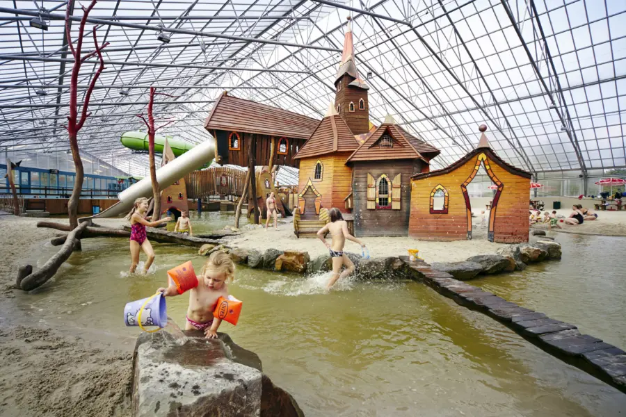 TerSpegelt SterrenStrand kinderen spelen in het water