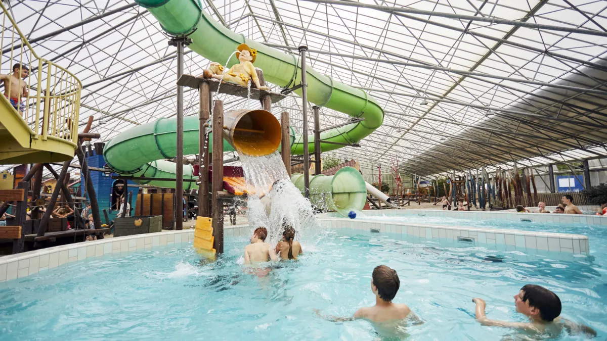 Ter Spegelt Jongen en meisje onder tuimelton