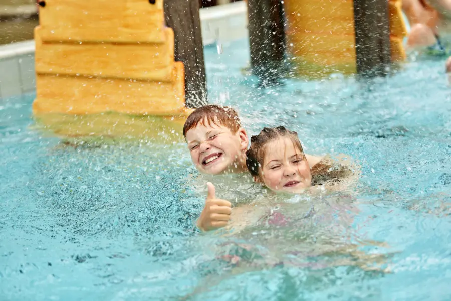 Ter Spegelt Jongen en meisje onder tuimelton HR