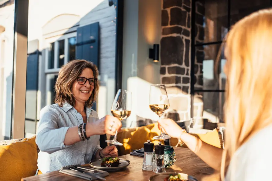 Proosten op het terras van de Keizer