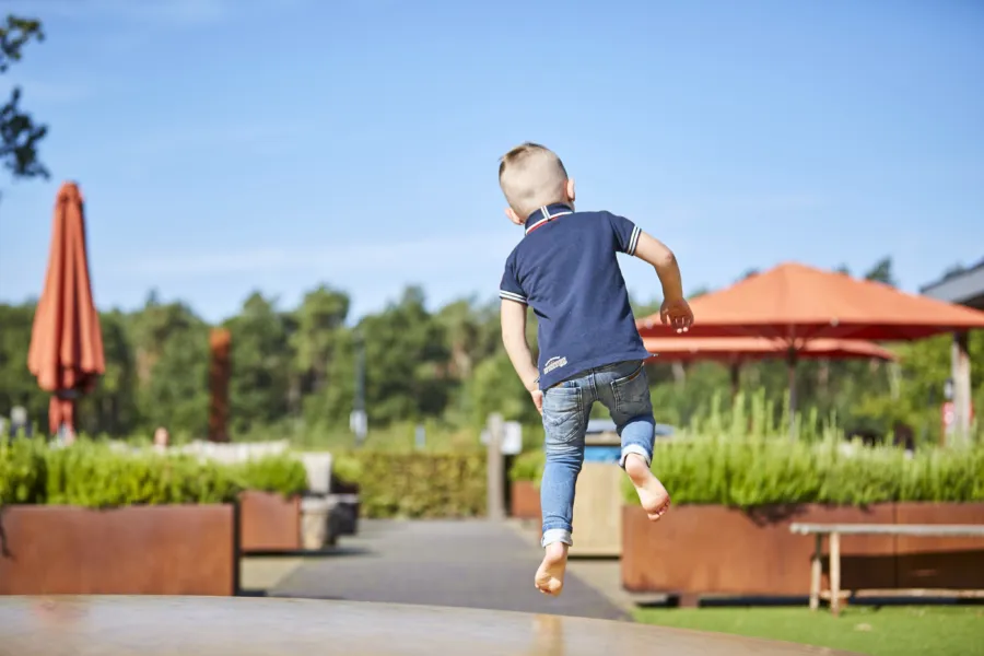 Jongen airtrampoline