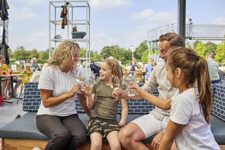 Gezin op het terras van De Wijde Blick
