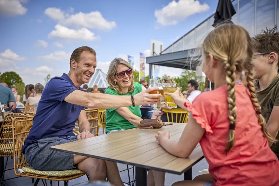 Gezin Dorien proosten terras