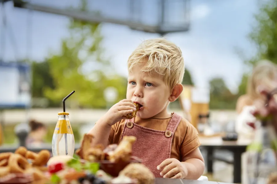 Ter Spegelt Kindje eet kip Wijde Blick HR
