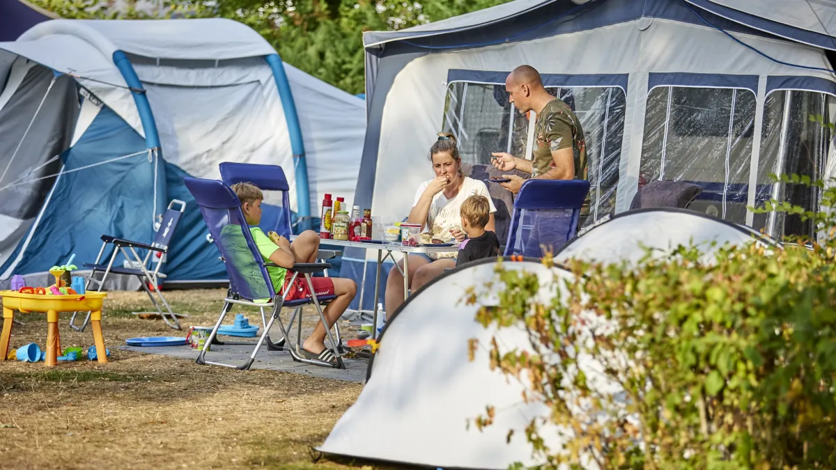 Ter Spegelt Comfort kampeerplaats Gezin Eten HR