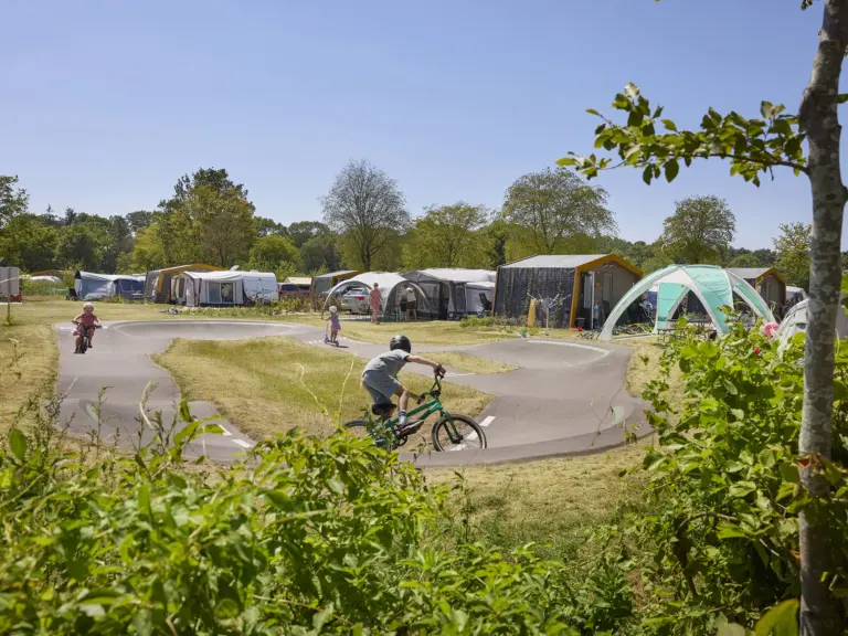 Ter Spegelt kampeerplaats kinder prive sanitair speeltoestel pumptrack kinderen LR