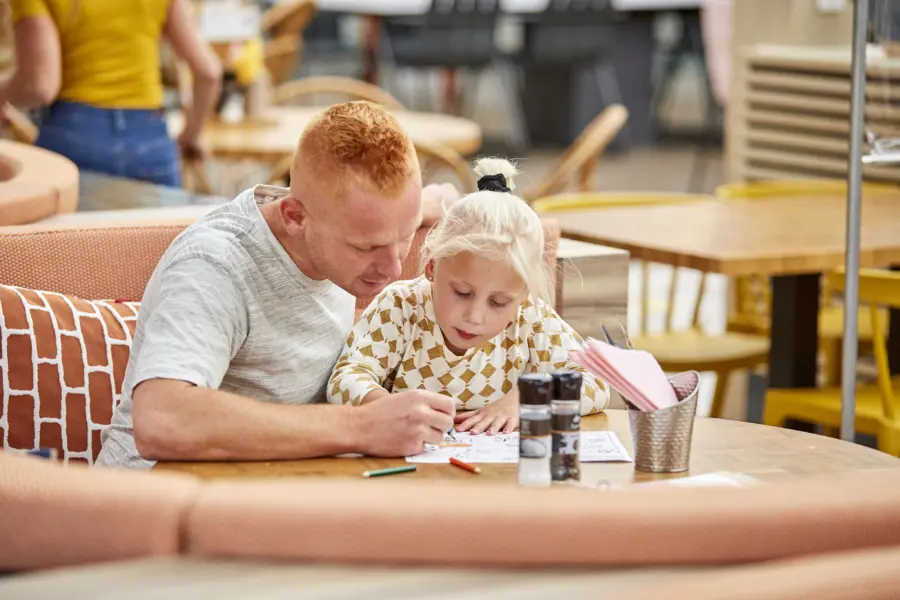 Ter Spegelt Vader en dochter tekenen Wijde Blick HR