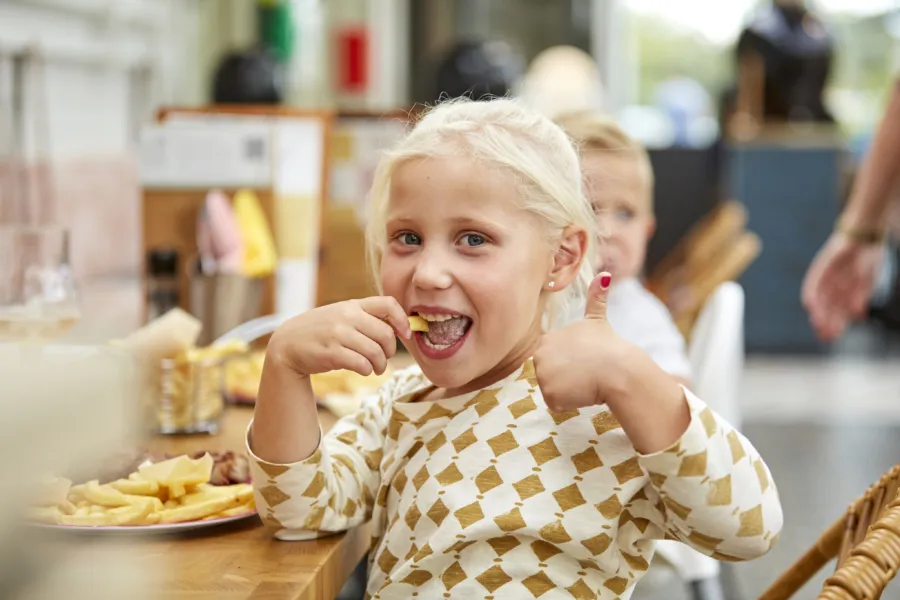 Ter Spegelt Kind met frietjes Wijde Blick HR