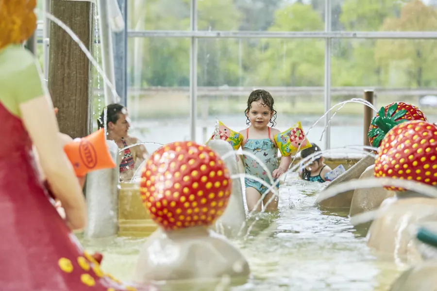 Ter Spegelt Meisje in Bloosbad veraf HR