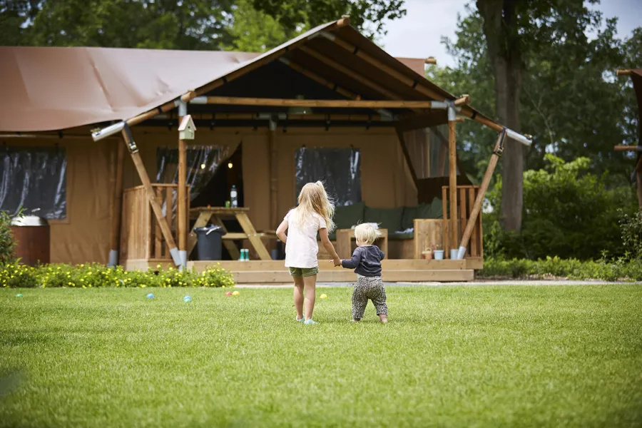 Ter Spegelt meisjes op veld Lounge Lodge LR